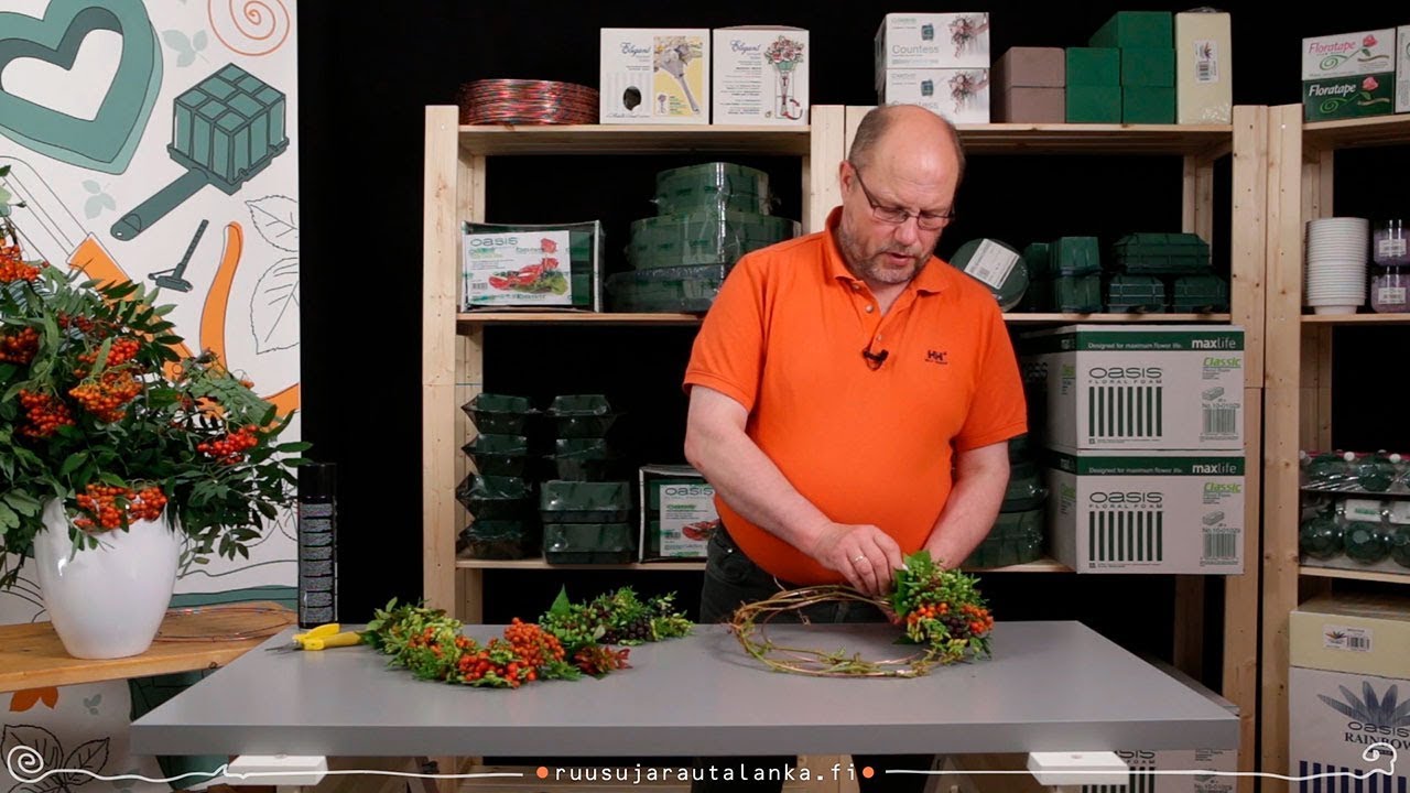 Syyskranssi oksista ja marjoista