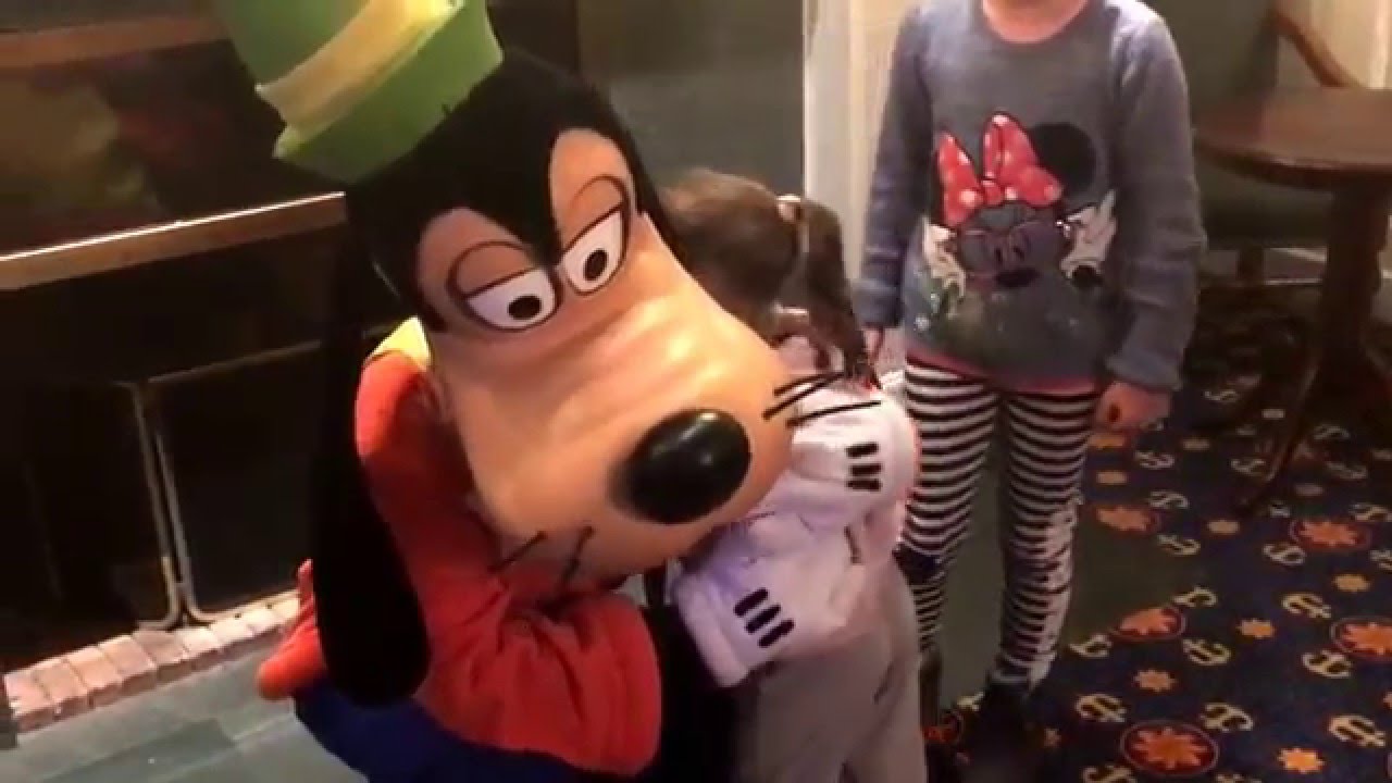 Meeting goofy in Newport bay hotel Xmas 2015