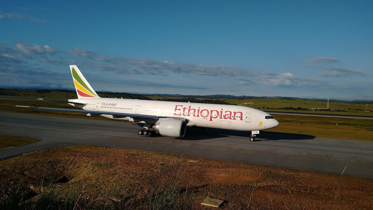 Boeing 777-200LR Take Off from Confins International Airport