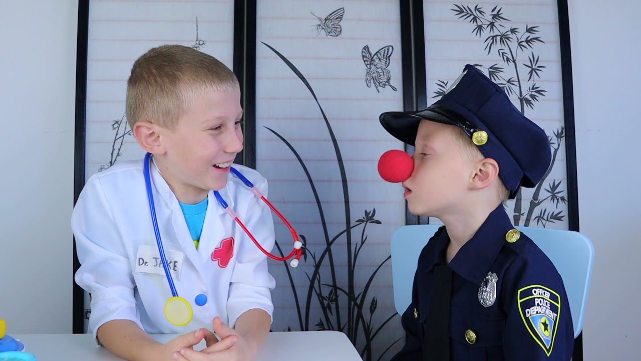 Жало пчелы! | Доктор набор игрушек | Майк и Джейк притворяются, что играют | Миша и Саша