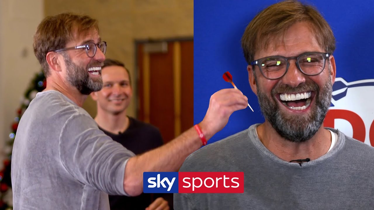 Jürgen Klopp plays darts against Raymond van Barneveld at PDC World Championships 🎯