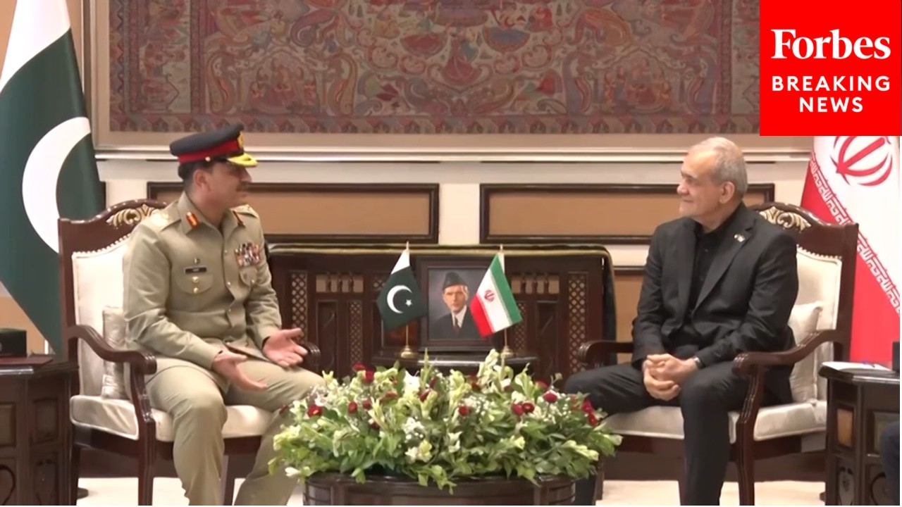 Pakistani Army Chief Meets With Iranian President Masoud Pezeshkian in Islamabad