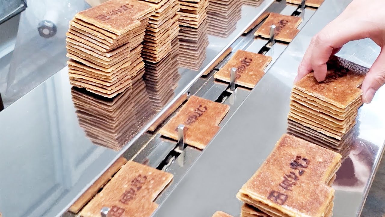 Introducing the production process of incredibly hard confectionery in a Japanese-style store.