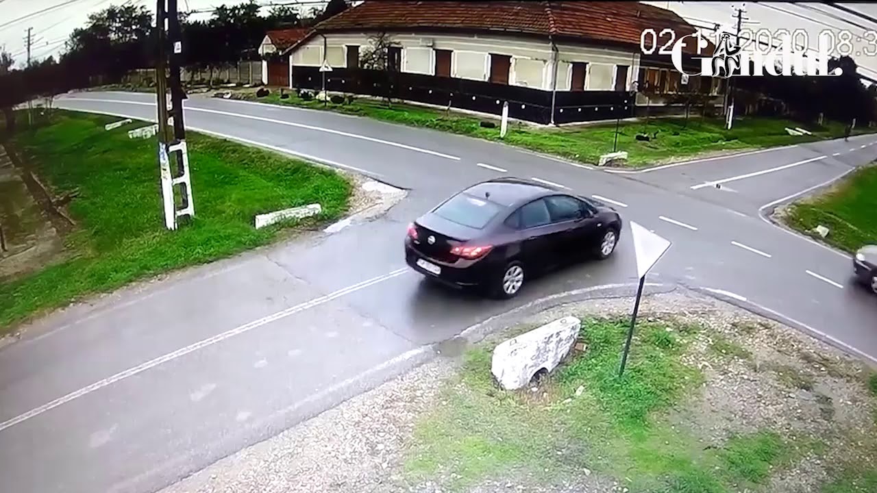 Video uluitor cu momentul &icirc;n care un șofer pătrunde &icirc;ntr-o intersecție și lovește altă mașină