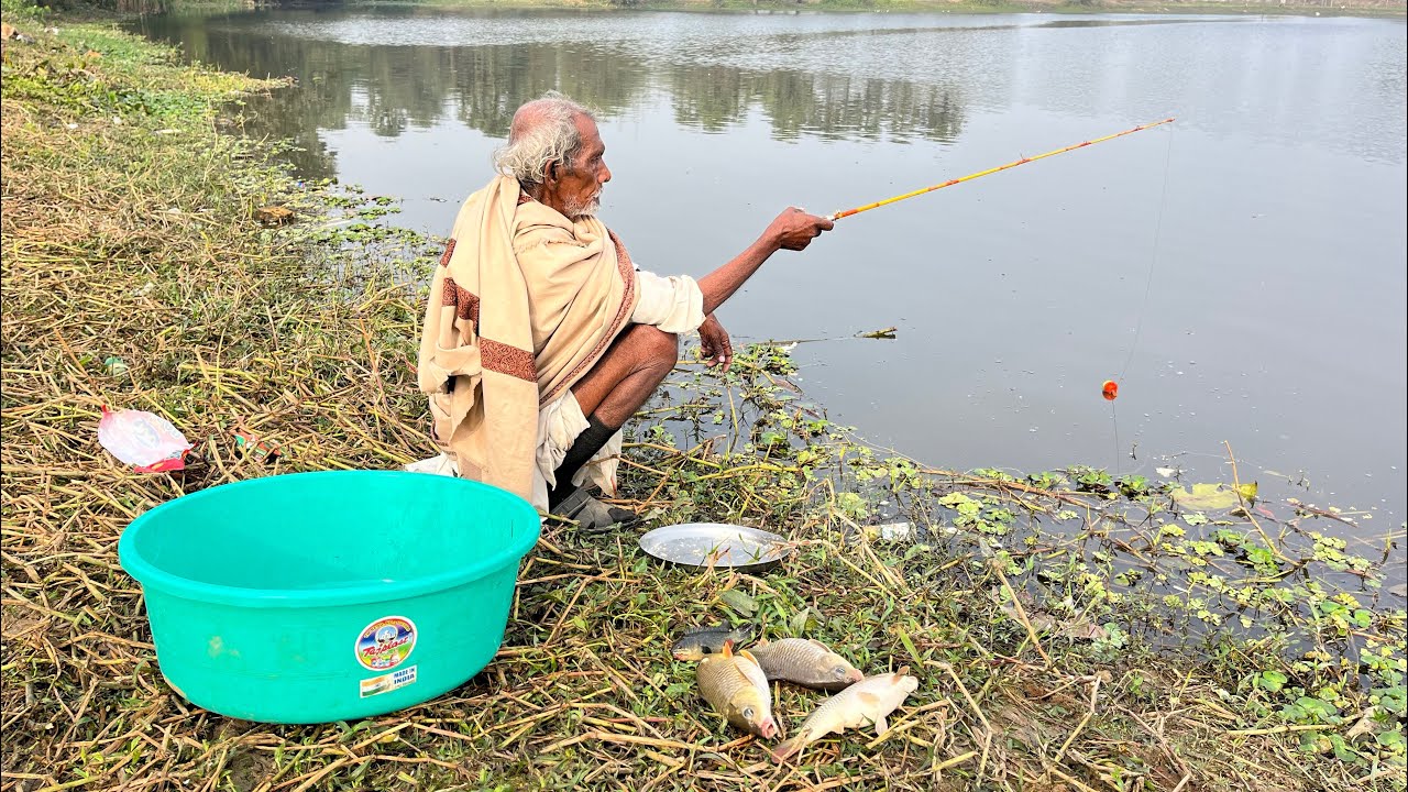 Fishing Video || Grandpa caught fish in the village pond using different types of bait || Hook Trap
