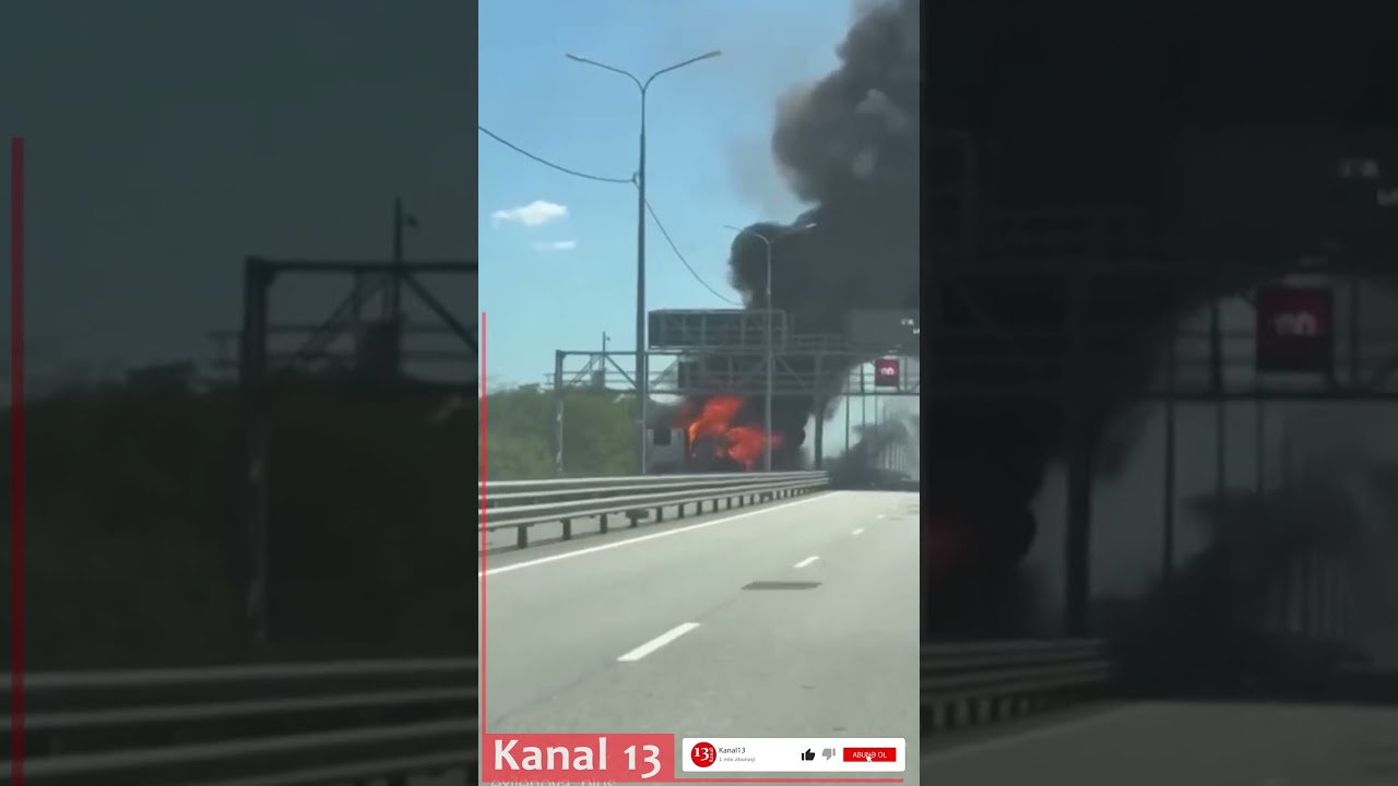 Горящие грузовики на трассе в Воронежской области после атаки дронов &mdash; район заволокло густым чер...