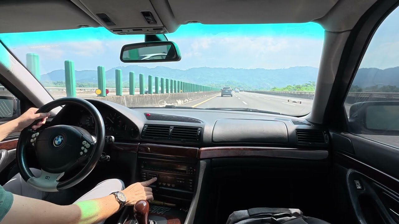 BMW E38 735iL individual Driving at Highway in Taiwan (GuanMiao RA~JiuRu) E38 高速駕駛體驗 (二高關廟服務區~九如交流道)