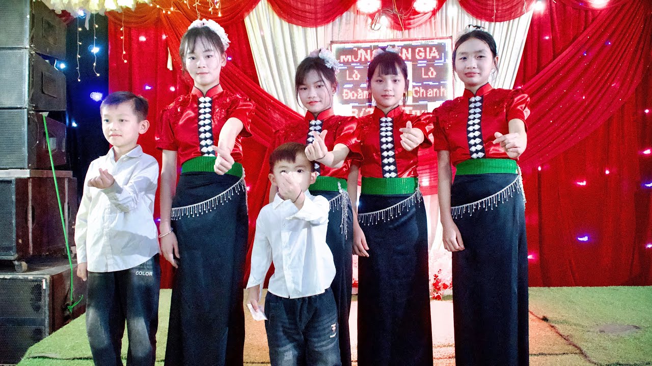 Vấn vương chợ tình ĐVN GĐ biểu diễn mừng Tân gia đại cát LÒ ĐOÀN - LÒ CHANH bản lẹ xã chiềng sơ - SL