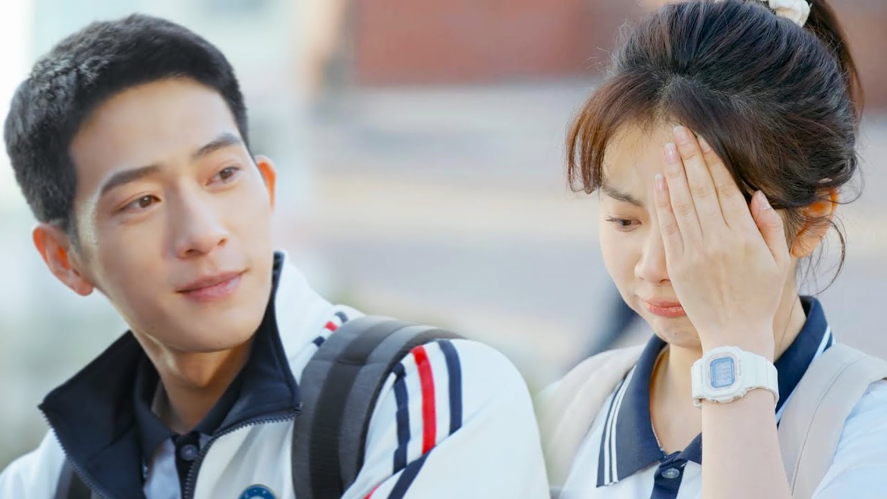 หญิงสาวหักใบหน้าประธานาธิบดีเชียร์เธอและส่งบ้านของเธอ