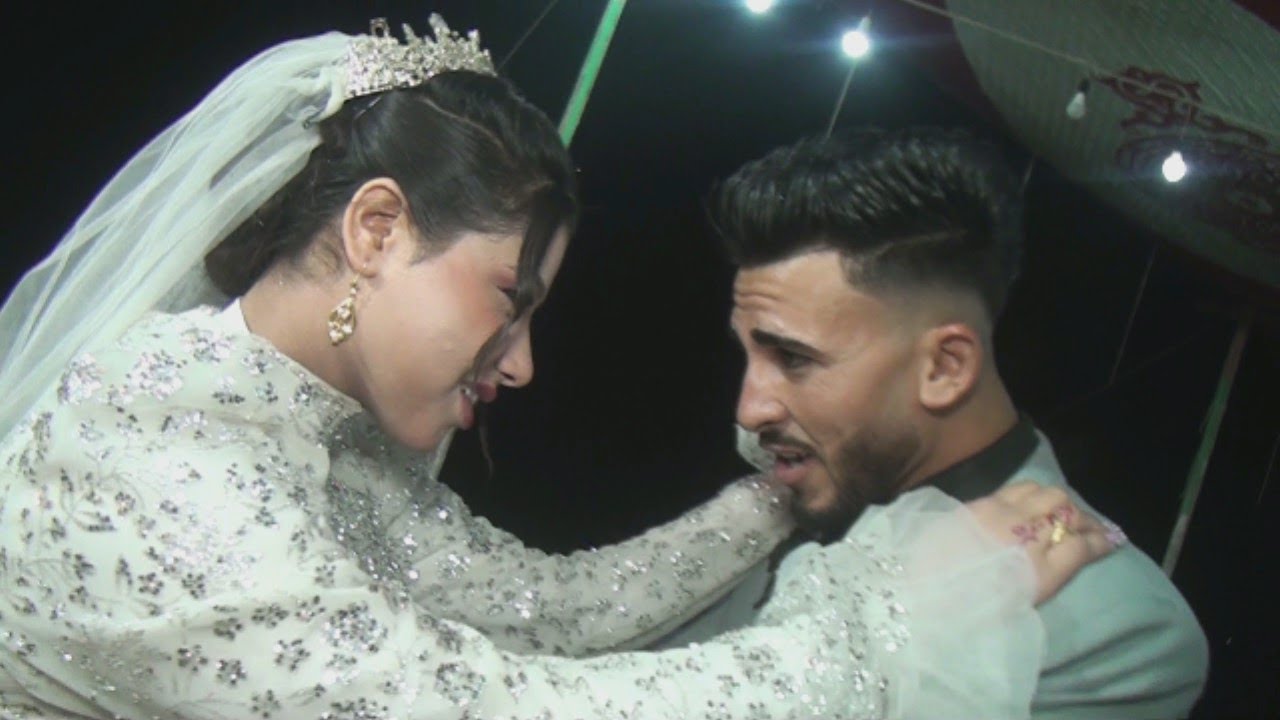 بس بس مش كدا يا عريس قدام المعازيم العروسه مكسوفه جدا🤭😉😊