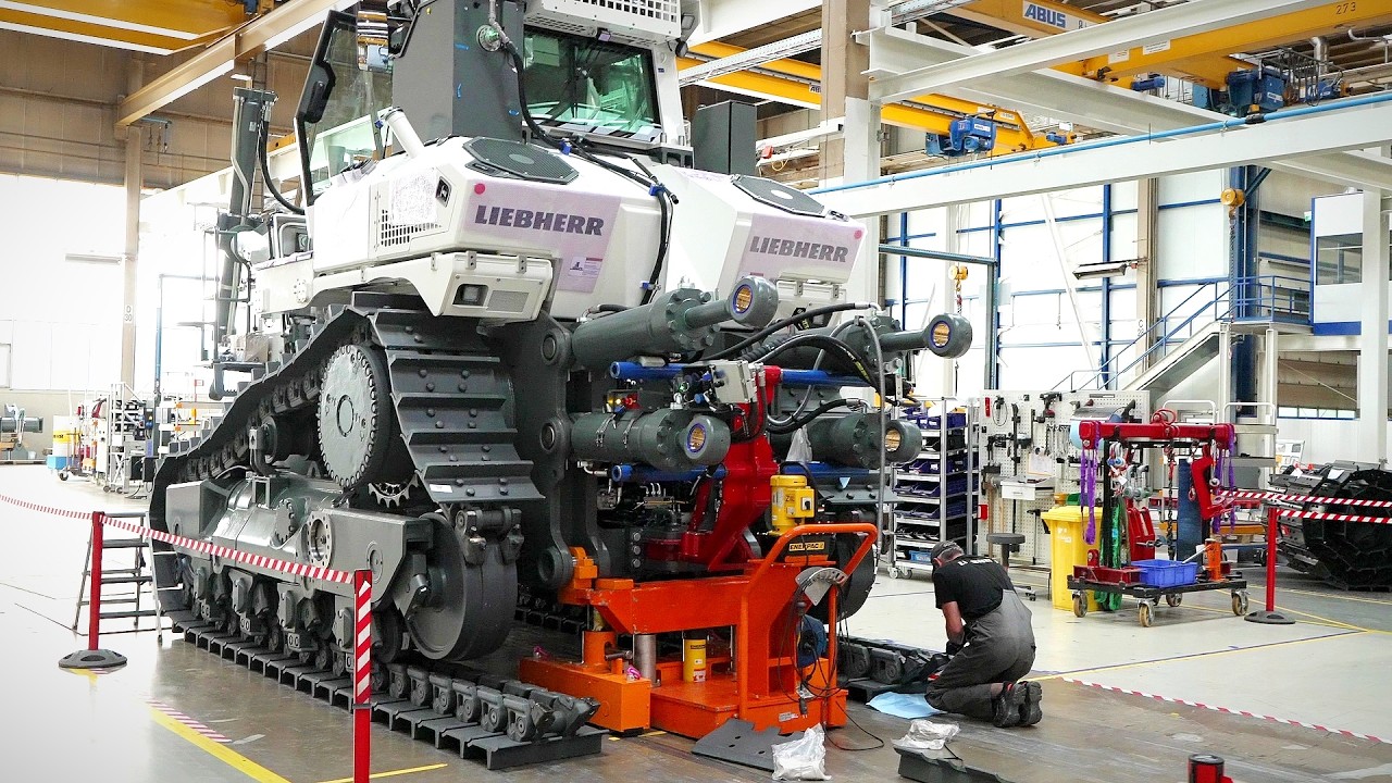 🔥 Как делают Liebherr PR 776? Монтаж гусениц и отправка с австрийского завода