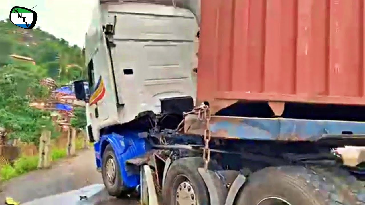 BREAKING: Container Trailer Accident At The Hillside Bypass Road...