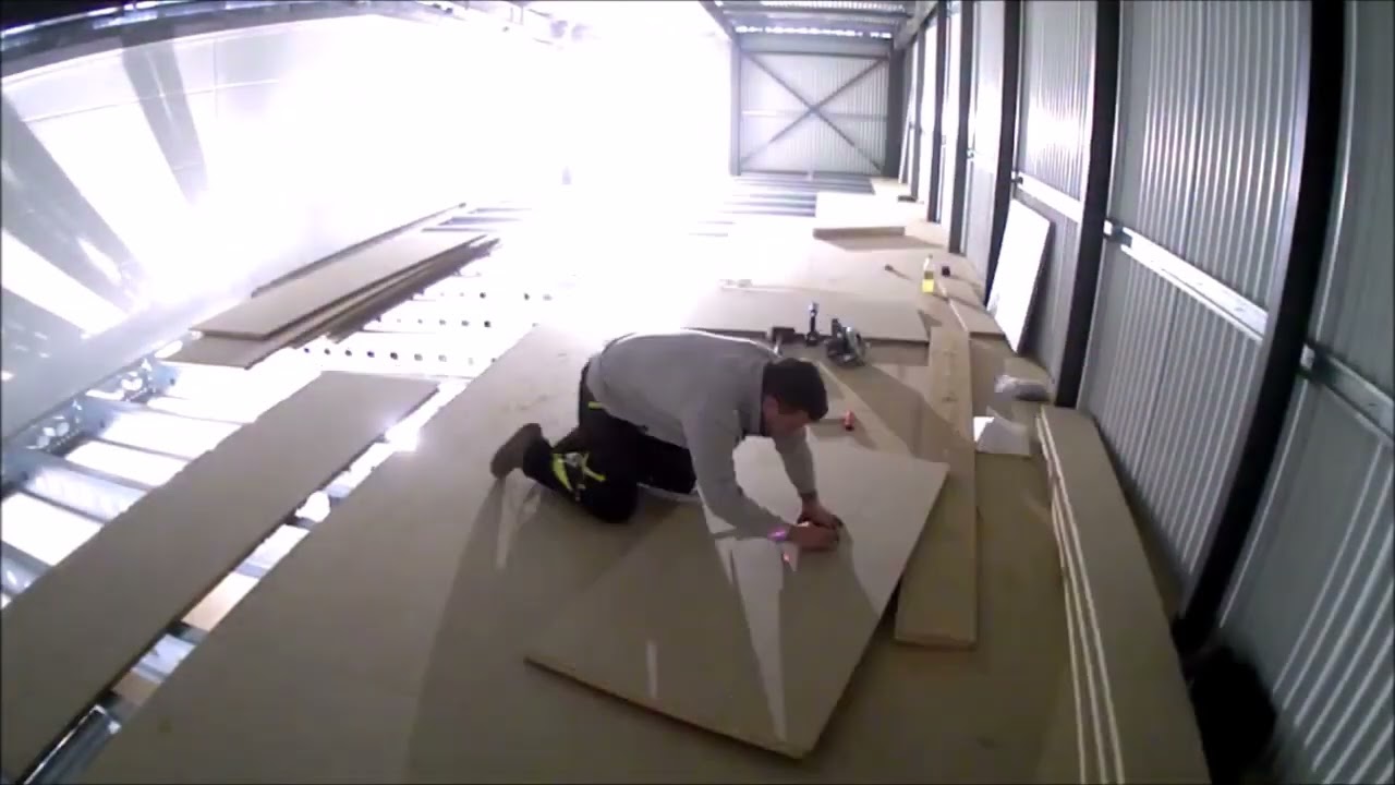 Montage einer Lagerbühne