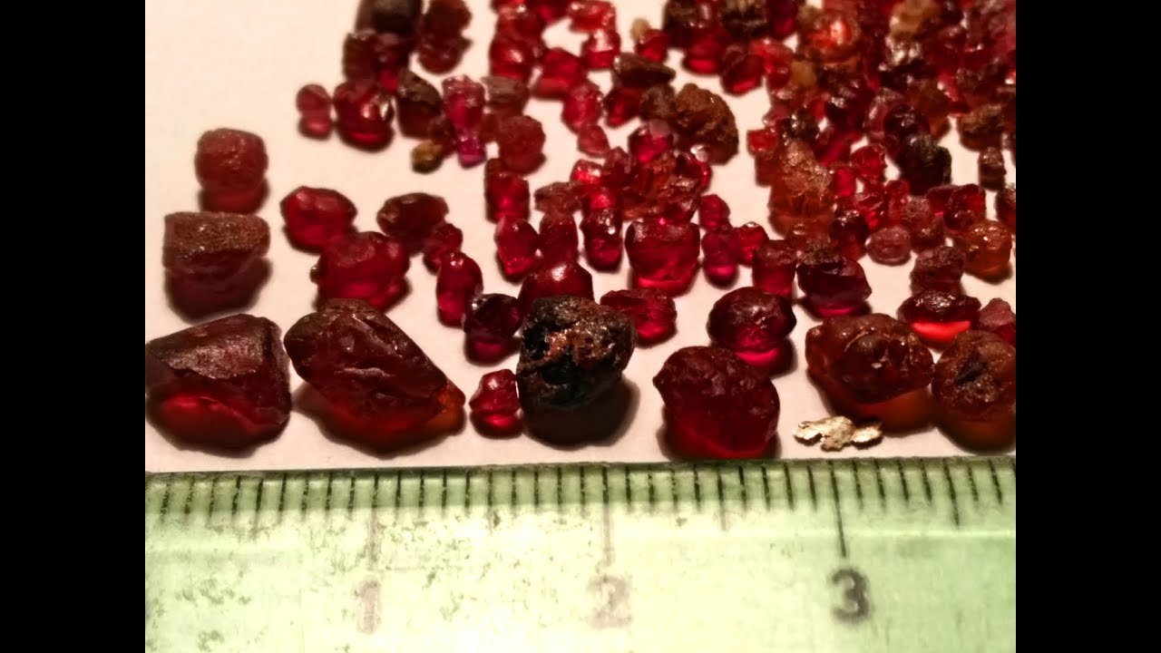 Rýžování českého granátu -až 0,7 cm zrna - Spinning of Czech garnet - up to 0.7 cm of grain