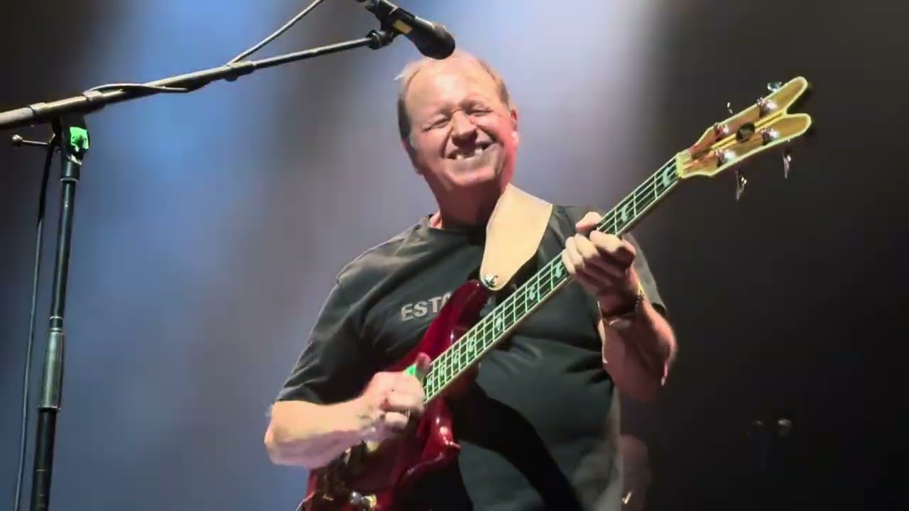 Level 42 - Love Games live at TivoliVredenburg Utrecht 31.10.2025 (Xtra large Bass Solo)
