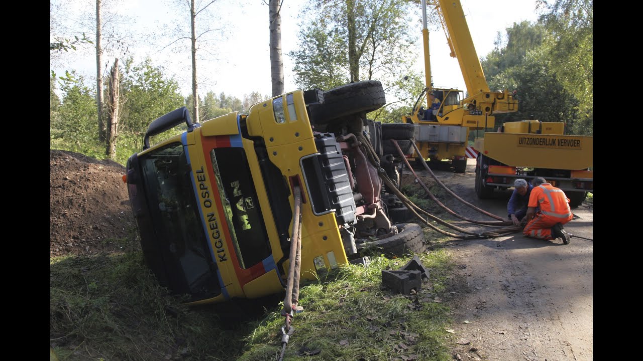 Vrachtwagen Kiggen Ospel in sloot Nederweert Eind