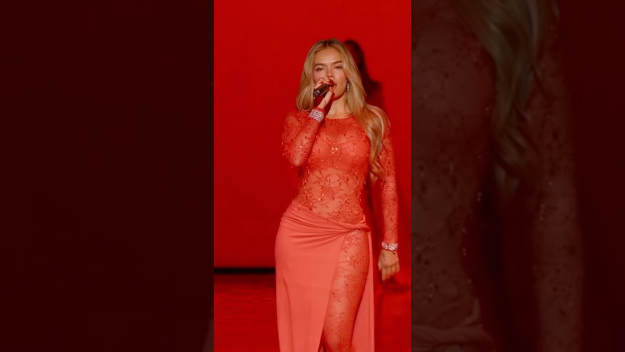Karol G en el fashion show de Victoria Secret 2025 #karolg #karolgbichota #victoriasecret #colombia