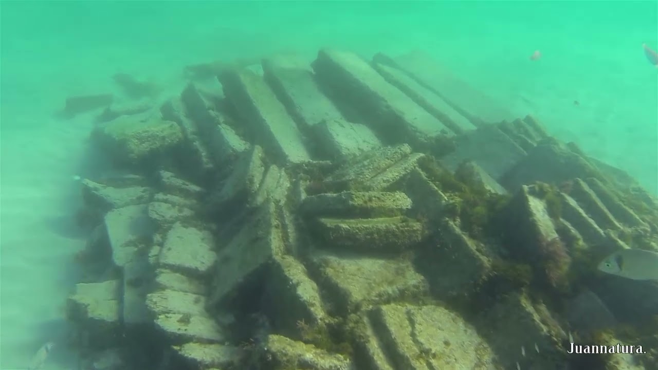 Bolonia Tarifa. Resto de un barco.