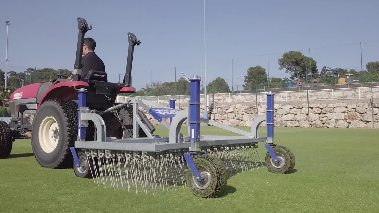 Herse de défeutrage Unirake pour terrains de sports