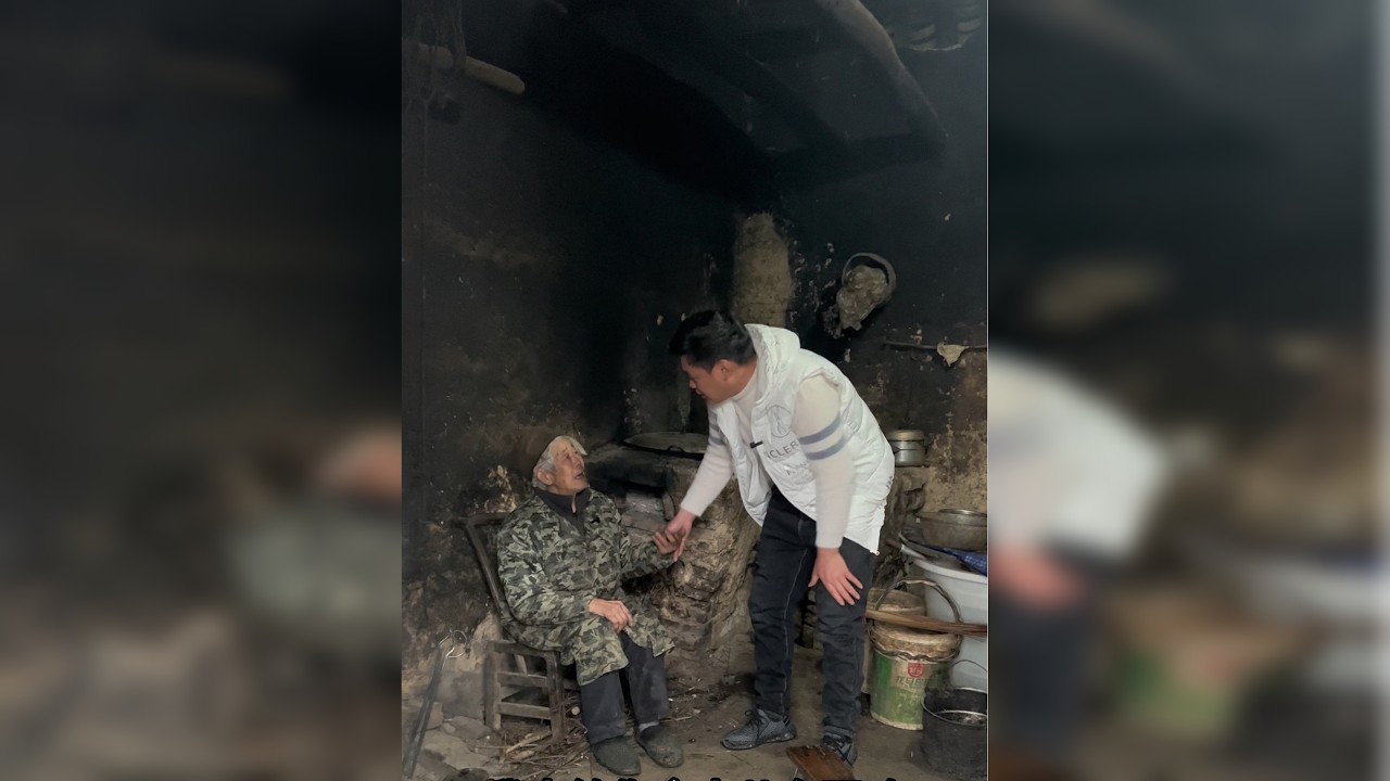 他是一位善良又热情的老爷爷，愿他老人家身体健康，长命百岁。