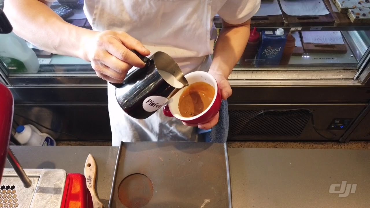 Free pour latte art kiwi
