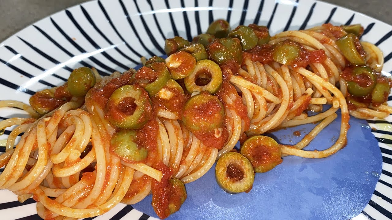 SPAGHETTI POMODORO E OLIVE