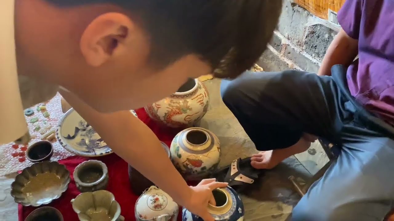 地摊老货无人问，胡哥竟一眼看出价值不菲，立马付款拿东西闪了