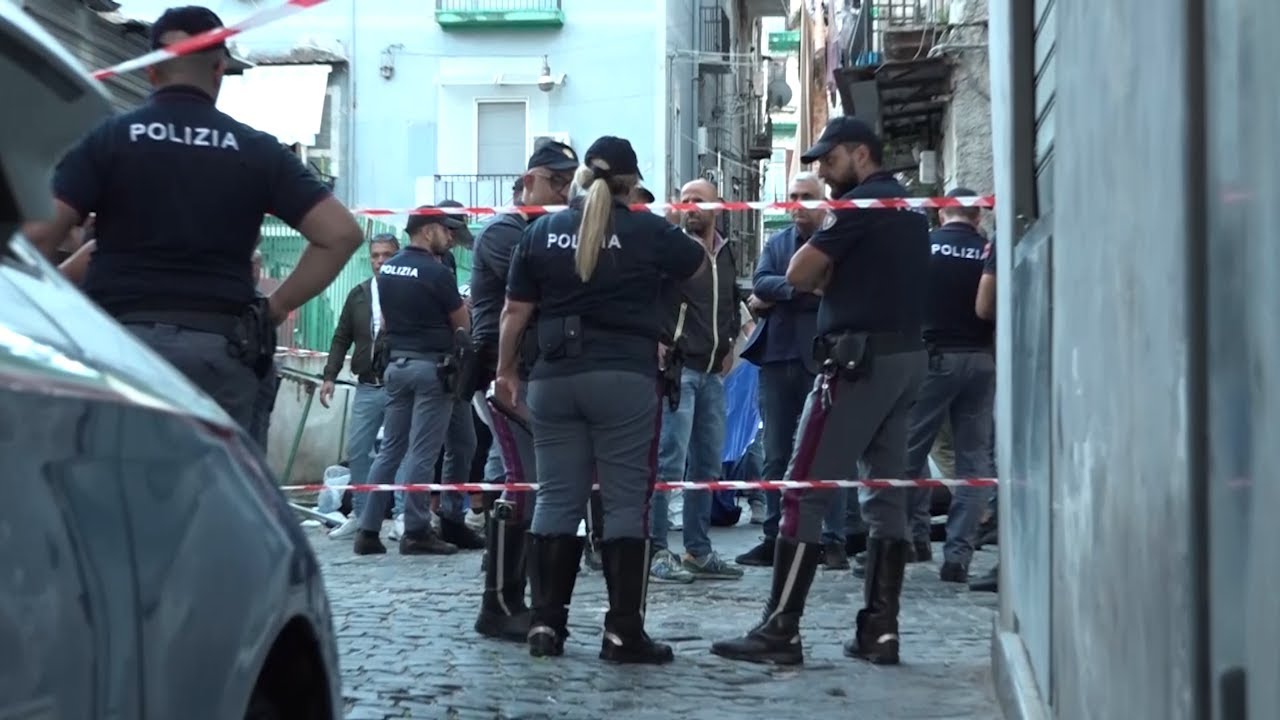 Napoli, agguato in pieno centro: uomo ucciso tra la folla