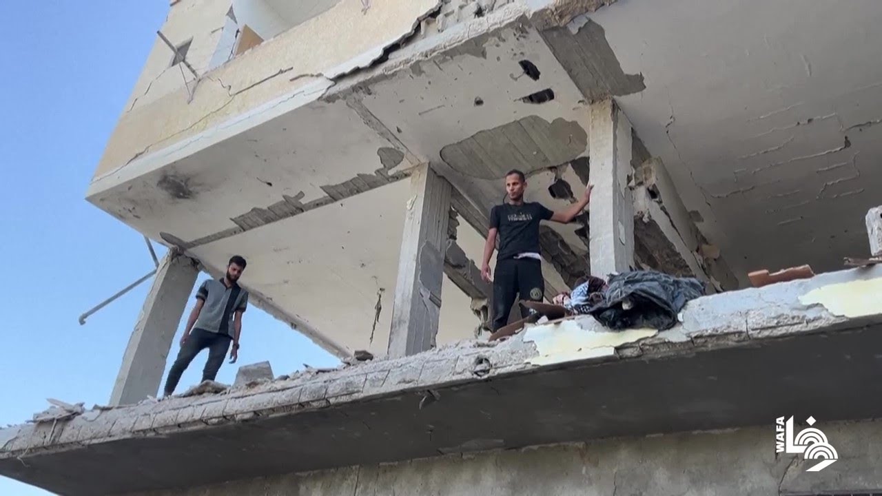 مواطنون يتفقدون آثار القصف الإسرائيلي على منازلهم في الزوايدة وسط قطاع غزة