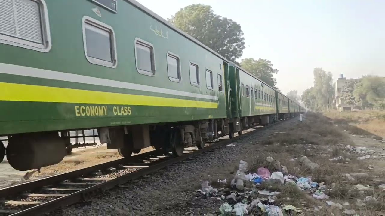 Zcu -30 6308 lead karakoram express 42 Dn 60klm speed in samnabad Faisalabad railway station 