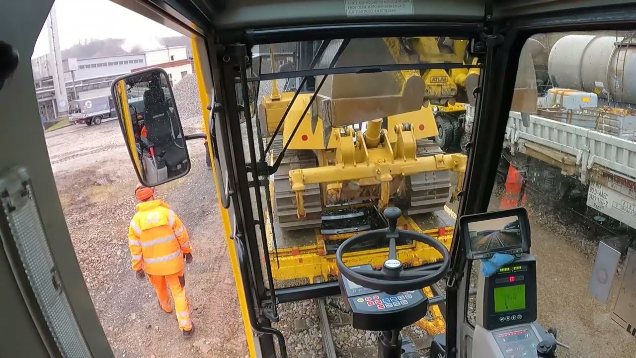 Baugeräte mit Schienen Tieflader Transportieren/ Cat Raupe/ Komatsu Kettenbagger/ ZPR Blankenstein