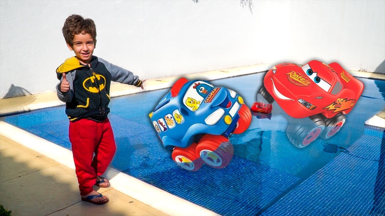 Afunda ou Boia na Piscina com Brinquedos do Carros vs Galinha Pintadinha