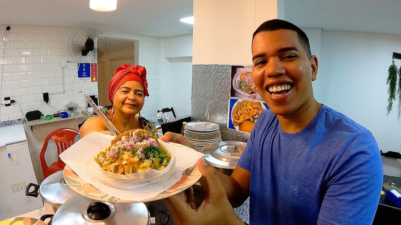 Provando um dos acarajés mais famosos de João Pessoa