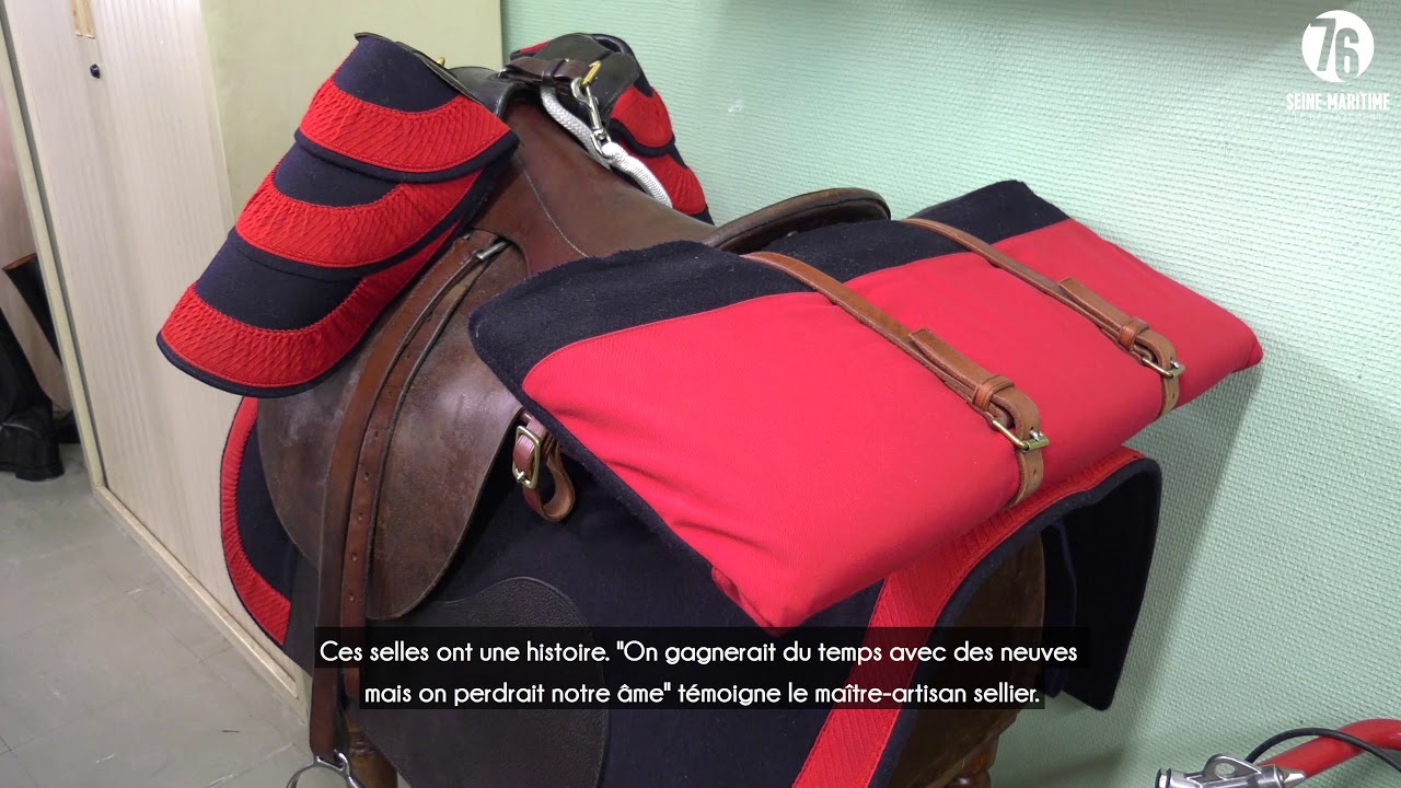 Au coeur de l'atelier sellerie de la Garde Républicaine.