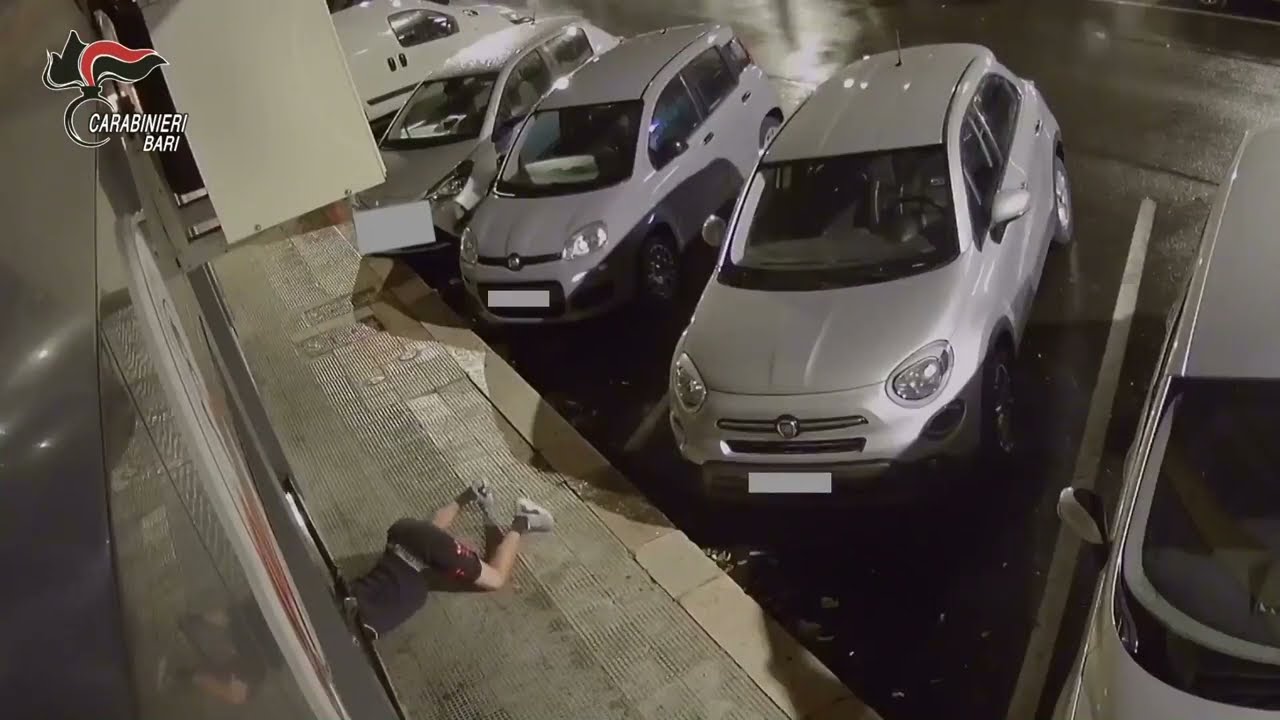 Bari: furti in case e negozi, preso il presunto ladro. Il video della telecamera rivela come agiva