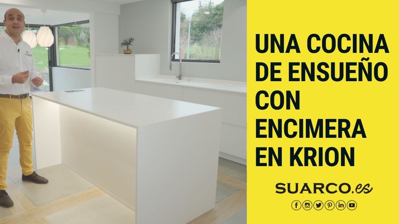 Cocina moderna con isla y encimera en KRION