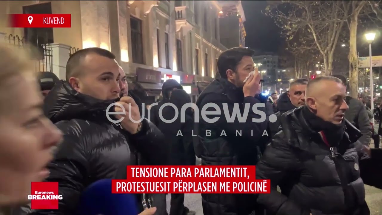 Shkëlzen Berisha shfaqet në protestë! Preket nga gazi lotsjellës