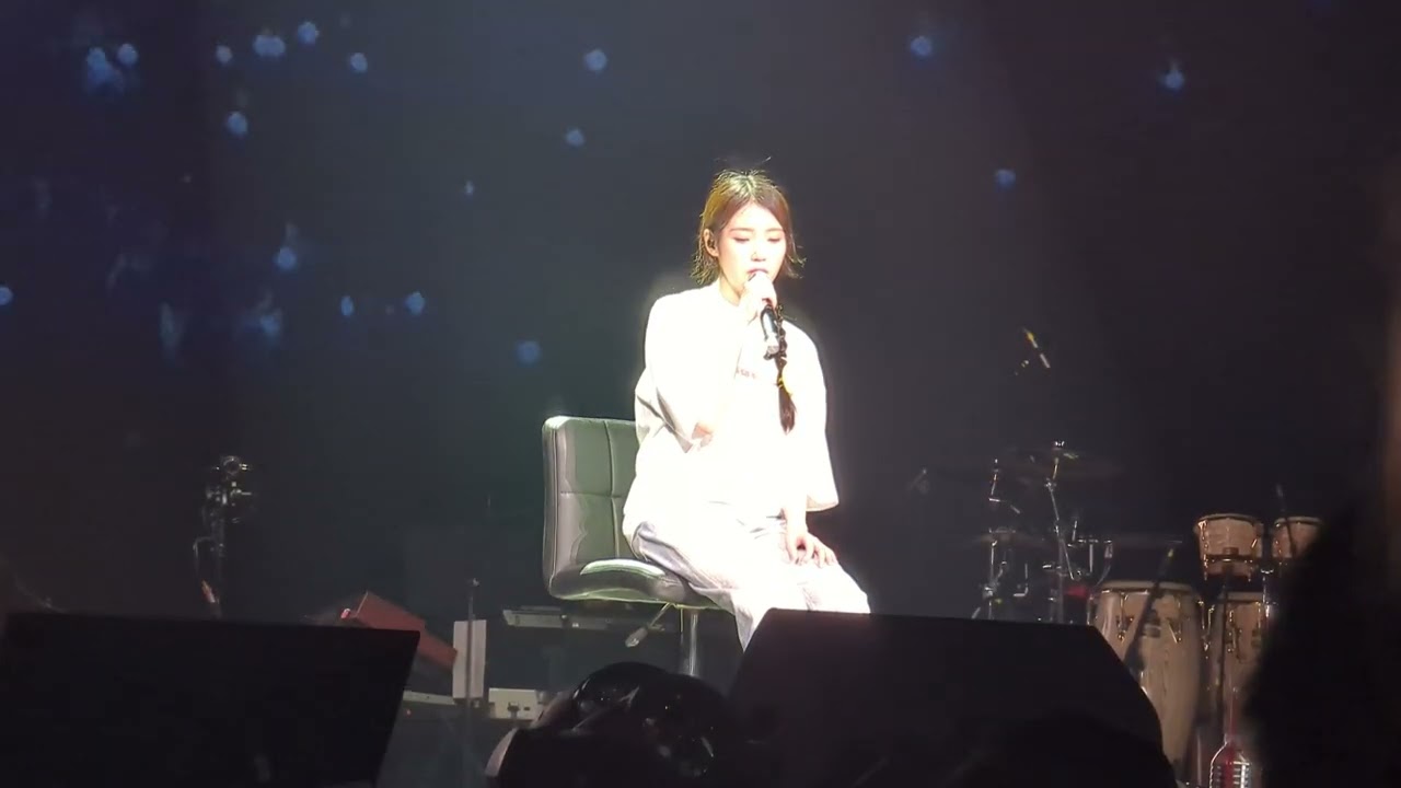 IU (아이유) - Knees (무릎) (H.E.R.E.H World Tour Washington DC Capital One Arena 22.07.24)