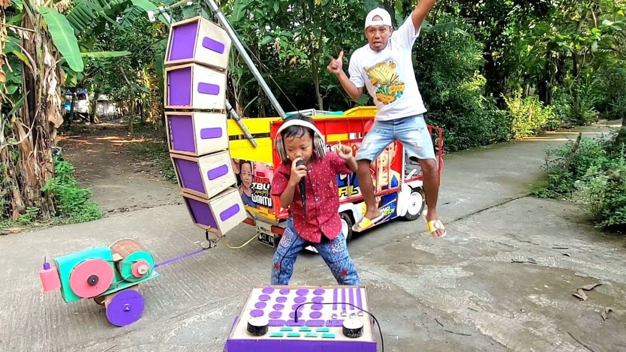 Sam Boncil_Seting Sound Derek Mixer Kardus