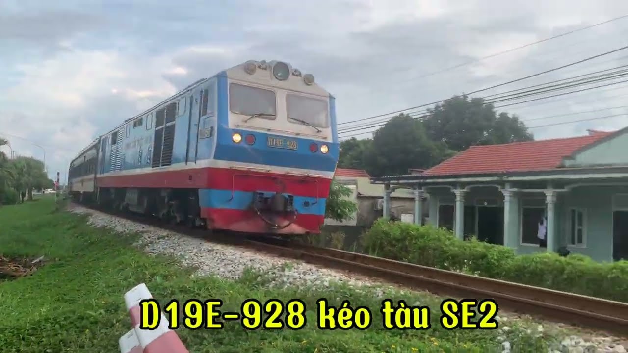 [AHR 51] Những chuyến tàu được kéo bởi D19E xanh