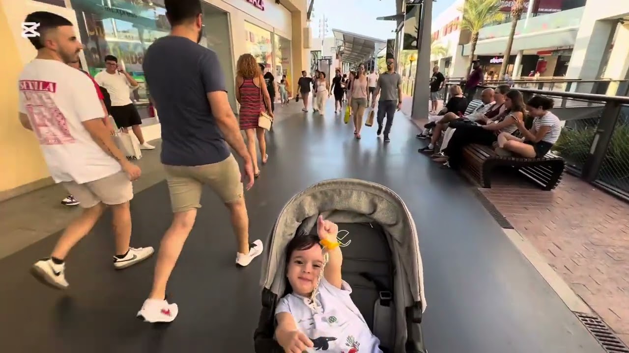 Passeio com meu netinho lindo Alan Thiago no shopping la maquinista em Barcelona Espanha