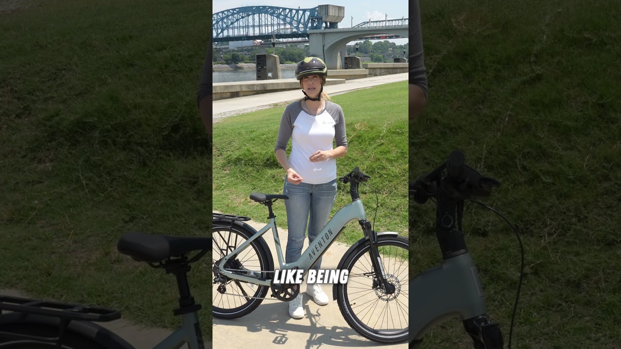 Miss GoElectric na rowerze elektrycznym Aventon Level 3 Commuter