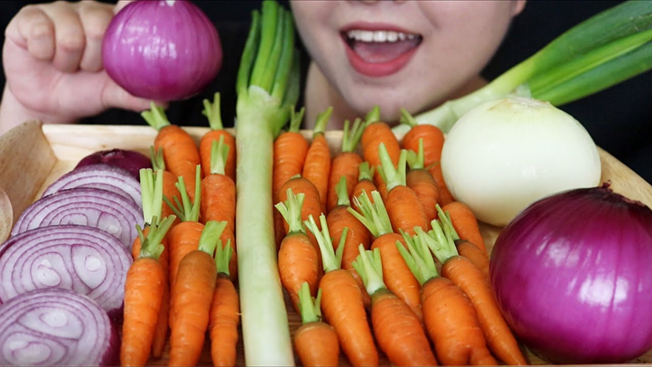 ASMR  RAW ONIONS, RAW LEEK, BABY CARROTS. EXTREME CHALLENGE EATING SOUNDS. Thử thách ăn hành tây