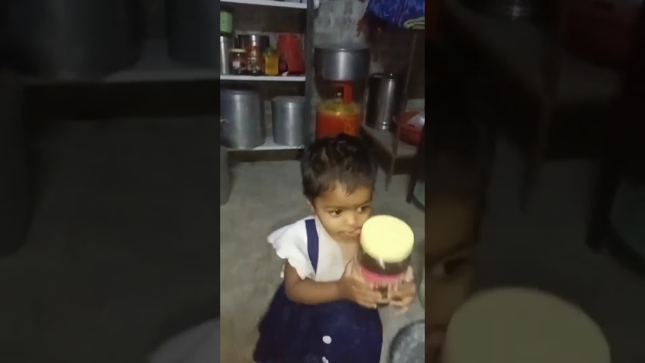मिटु बघा किती हुशार आहे मम्मी चा स्वयंपाक झाला म्हणून कशी मसाला डब्बे नेऊन ठेवलं आहे 🥰🥰