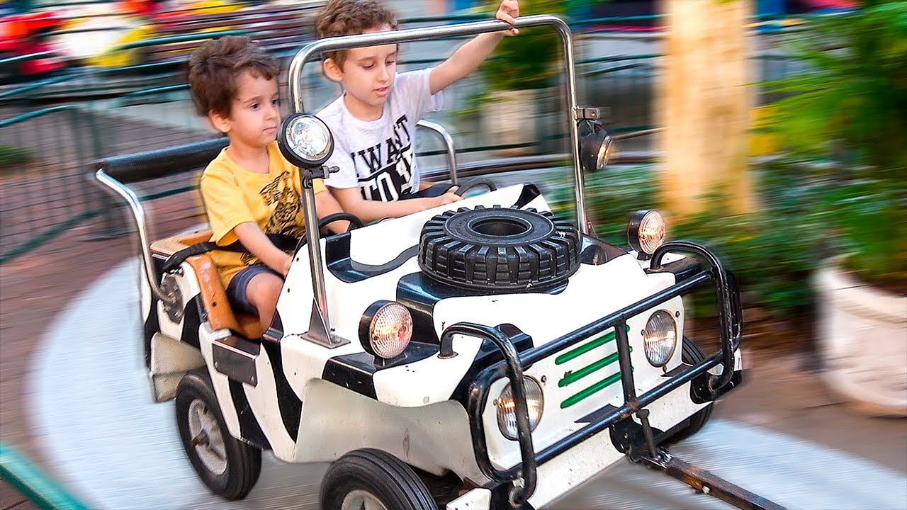 ANDANDO de CARROS e TRENZINHO no PARQUINHO