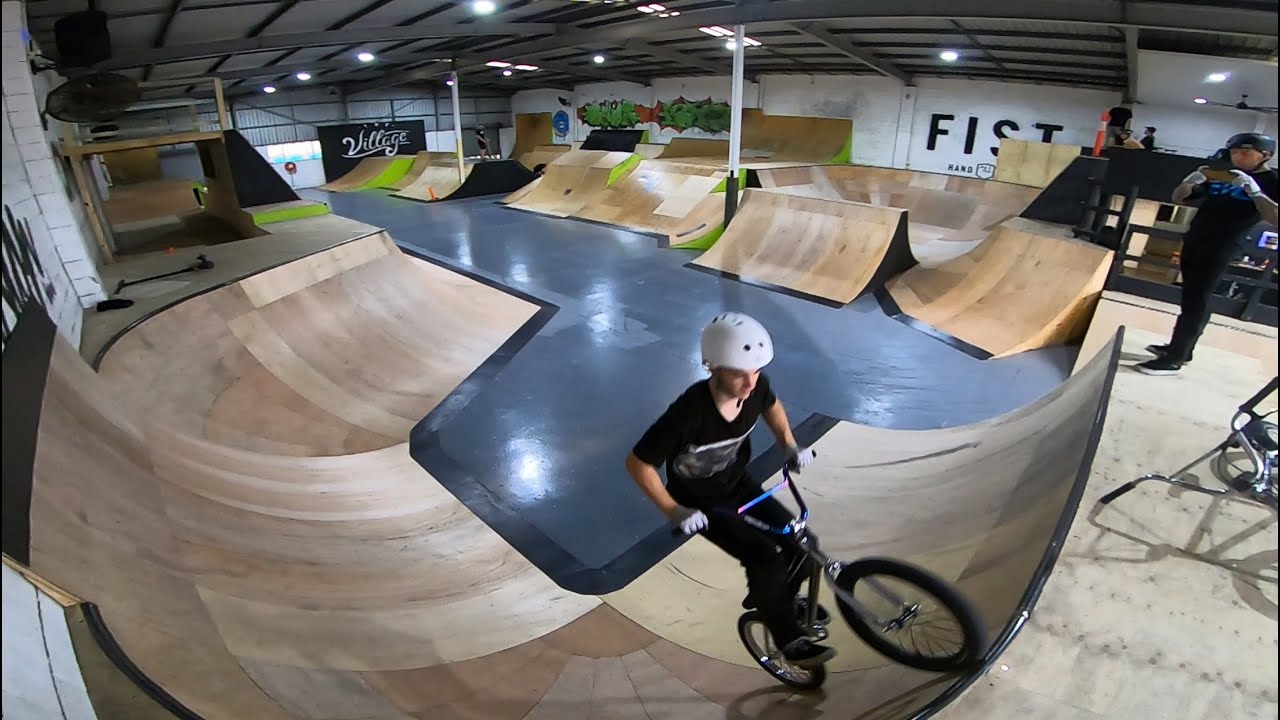 СЕАНС ​​В СКЕЙТ-ПАРКЕ С ПРОФЕССИОНАЛЬНЫМИ BMX-РАЙДЕРАМИ!