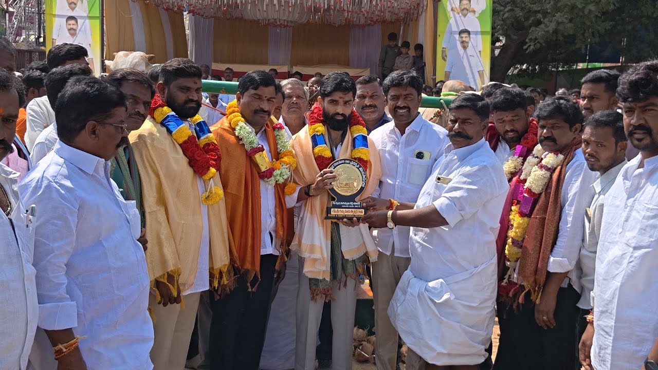 తొండపాడు బండ లాగుడు పోటీలకు ముఖ్య అతిథిగా వచ్చన గుత్తి పామిడి TDP ఇంచార్జ్ గుమ్మనూరు ఈశ్వర్ గారు