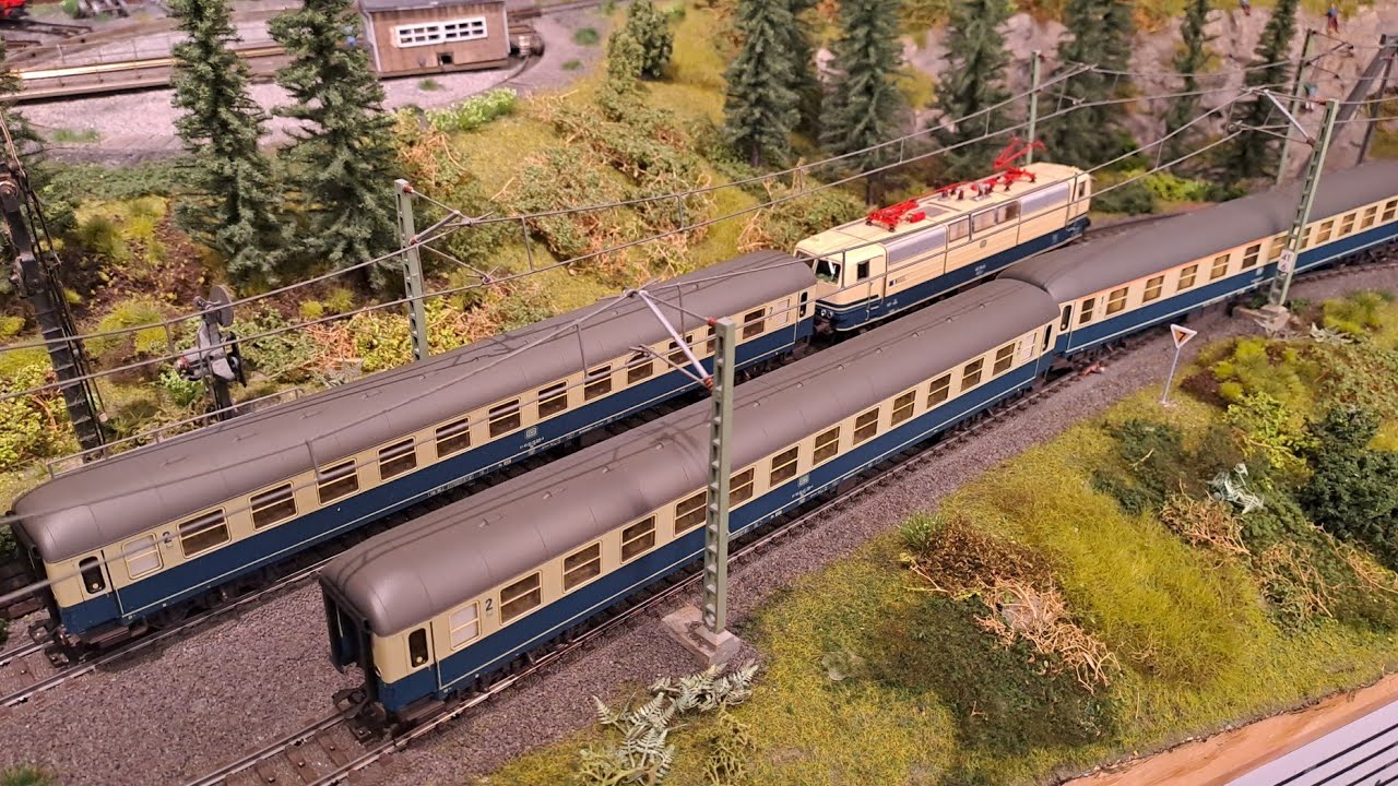 Schnellzugwagen (m-Wagen) in ozeanblau-beige der DB (Märklin, aus 29051)