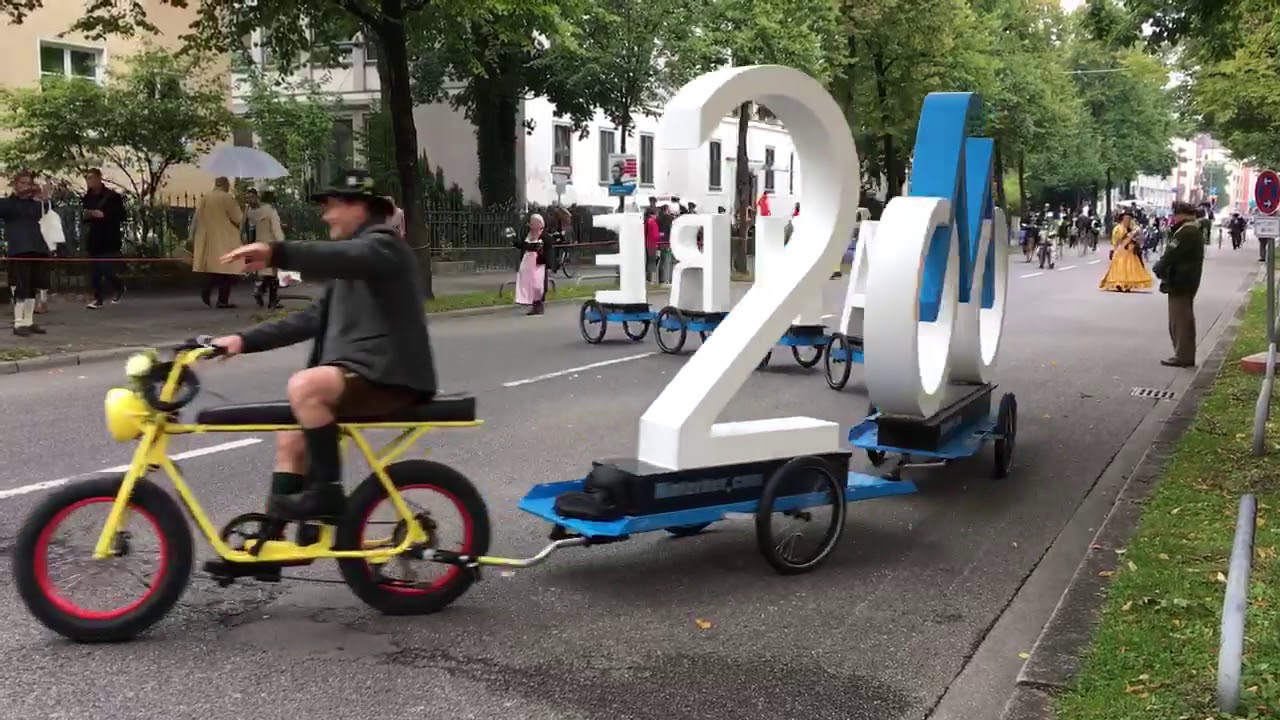 Hinterher Fahrradanhänger - Wiesneinzug 2017 - der Hinterher-Roadtrain führt den Trachtenumzug an