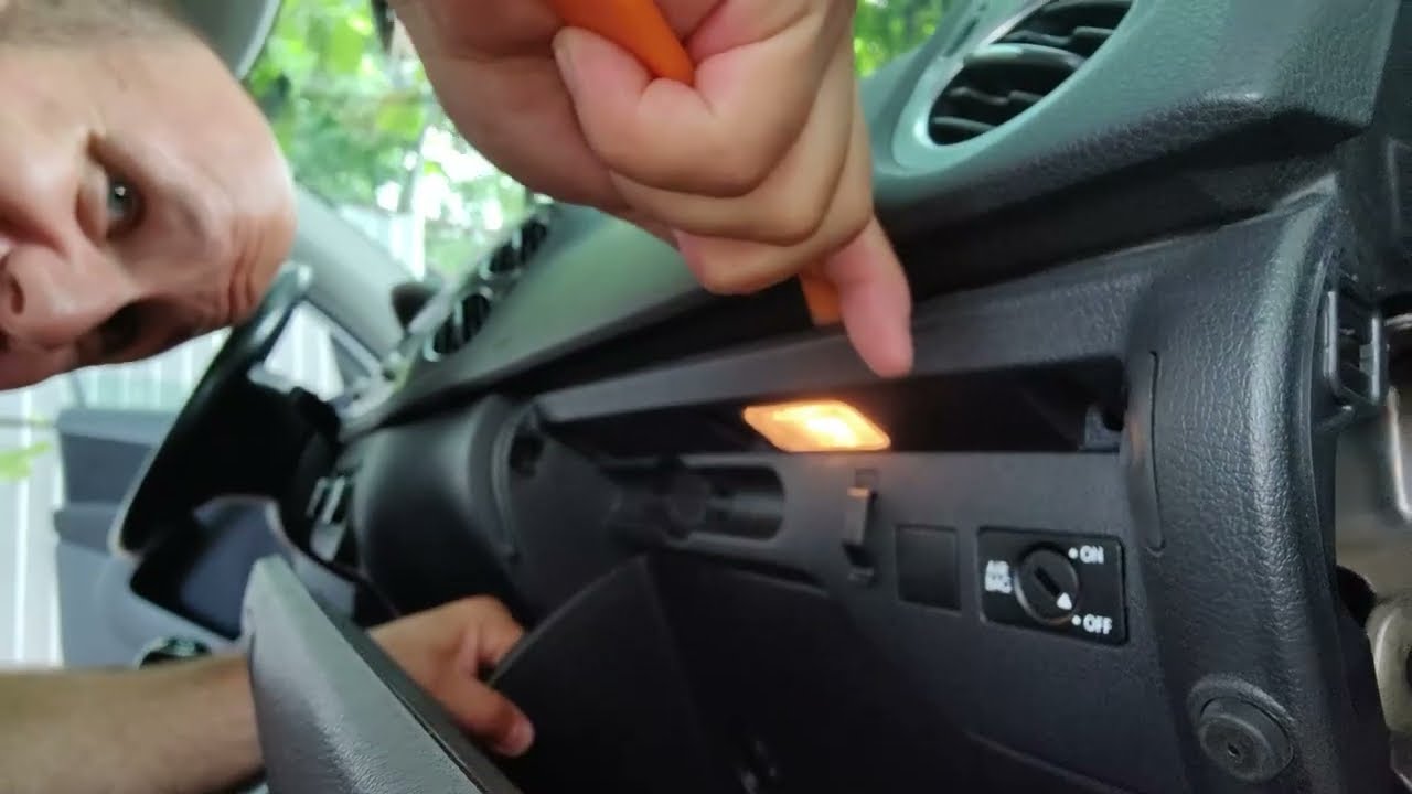 Volkswagen Tiguan, remediere problema usa torpedou / fixing the glove box door problem